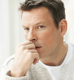 seorang lelaki berfikir tentang pelepasan semasa keghairahan