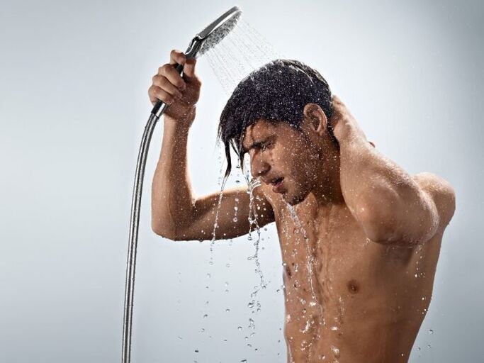 Pancuran kontras menyegarkan badan lelaki dengan sempurna, dengan itu menguatkan potensi